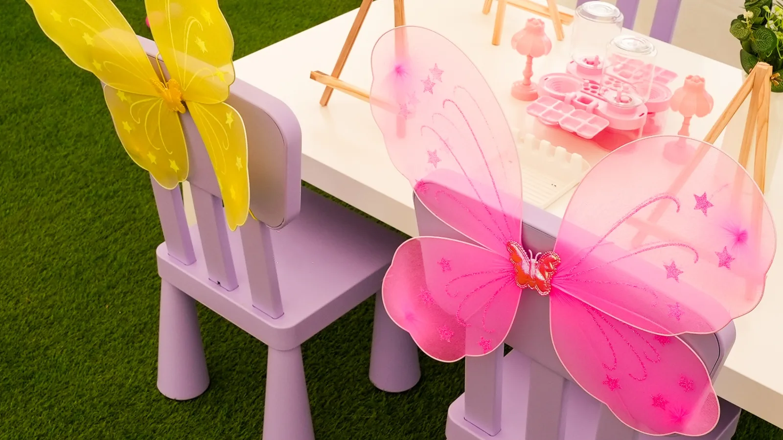 Ailes de fée jaunes et roses dans l'espace princesse des ateliers enfant