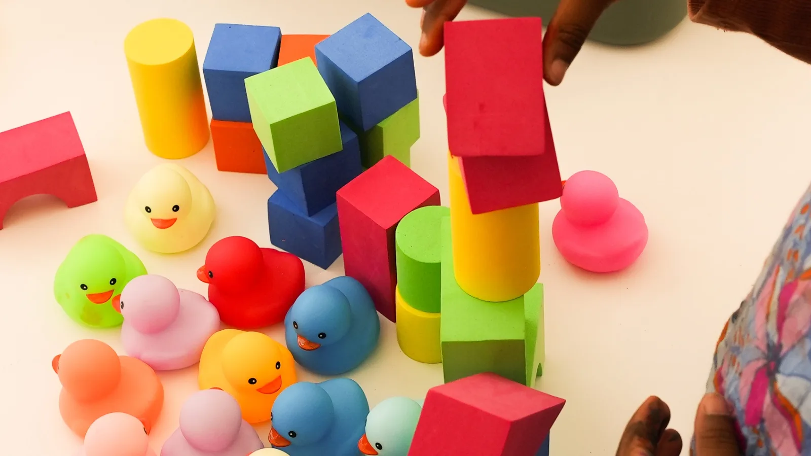 Cubes en mousse colorés et canards pour atelier d'éveil tout-petits