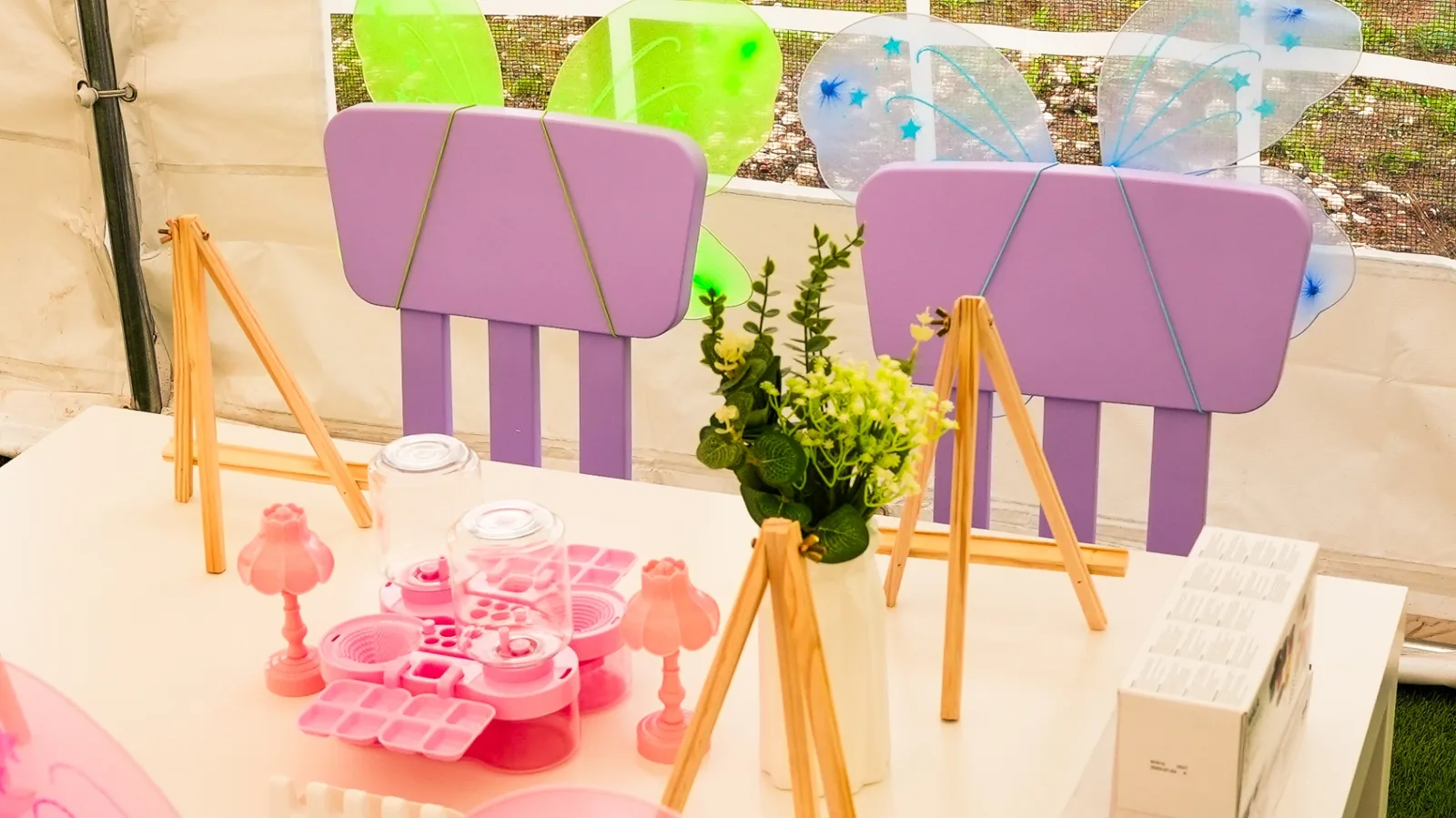 Chaises violettes avec ailes de fée colorées dans l'espace ateliers enfant