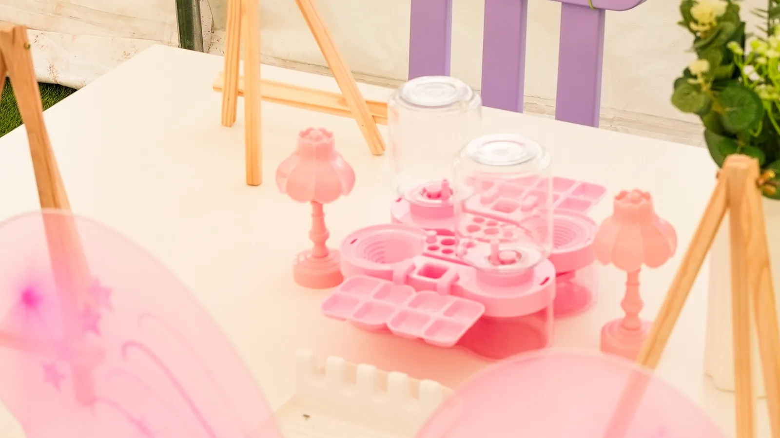 Espace princesse avec dinette rose et lampes pour ateliers enfant à NX Paintball