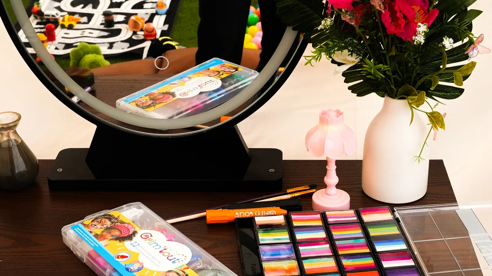 Palette de maquillage artistique Grim'tout et miroir lumineux pour ateliers enfant