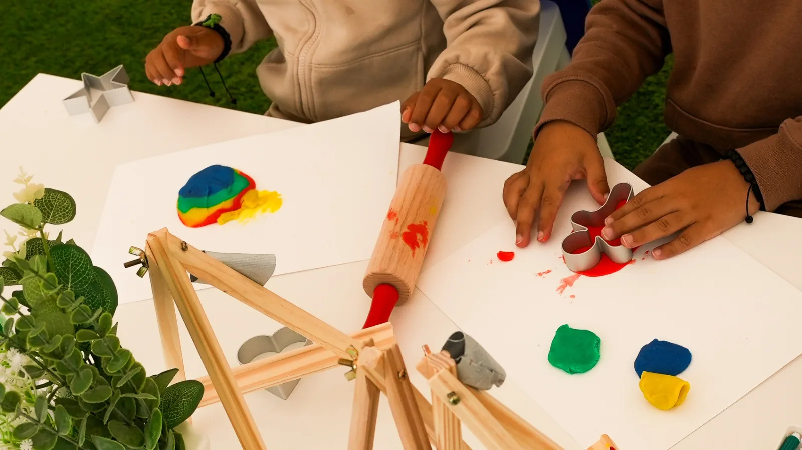 Enfants en atelier pâte à modeler avec rouleau et emporte-pièces à NX Paintball Neuilly-sur-Marne