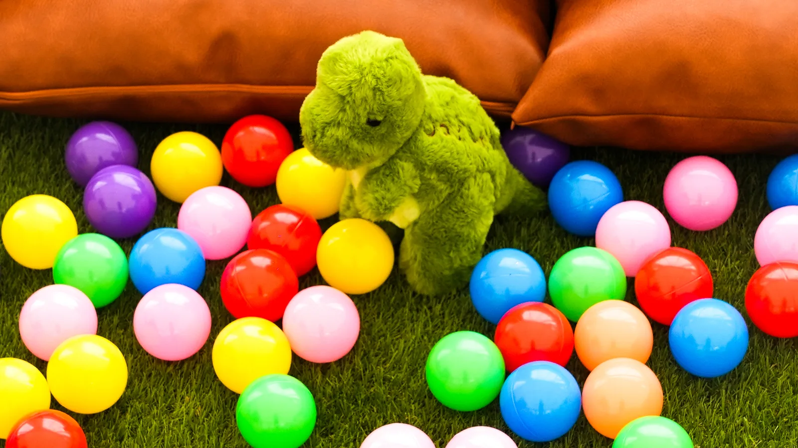 Piscine à balles multicolores avec peluche dinosaure verte à NX Paintball