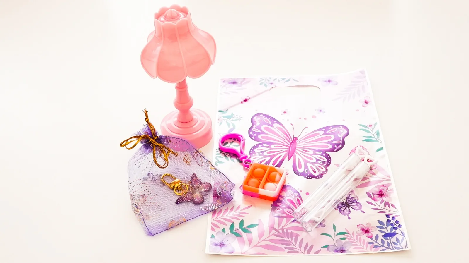 Pochette cadeau papillon avec porte-clés, bulles et pop-it pour anniversaire fille
