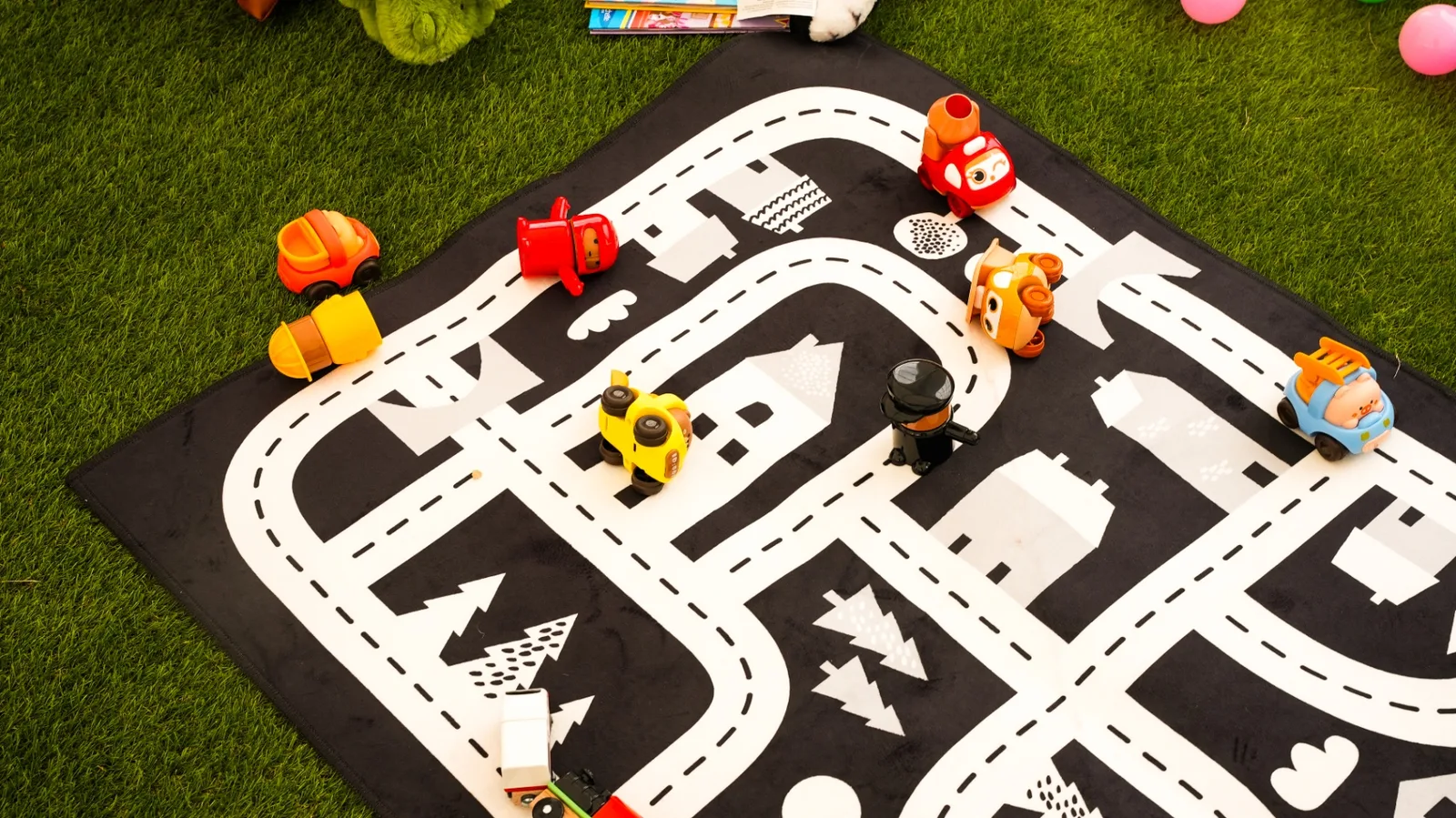 Tapis circuit noir et blanc avec petites voitures pour atelier d'éveil enfants