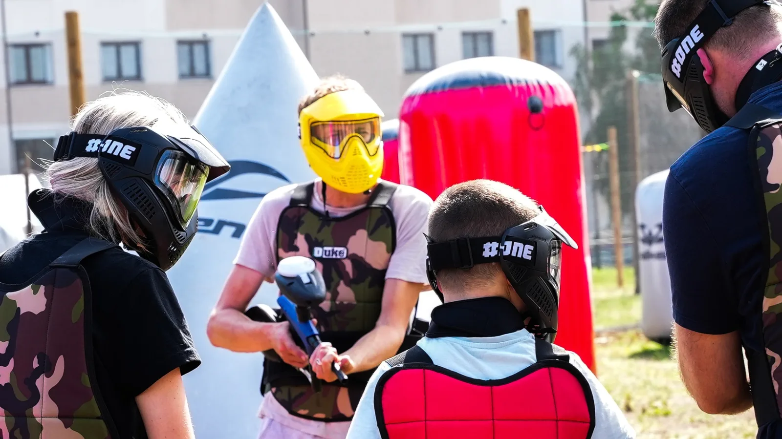Briefing sécurité avant une partie de paintball à NX Paintball