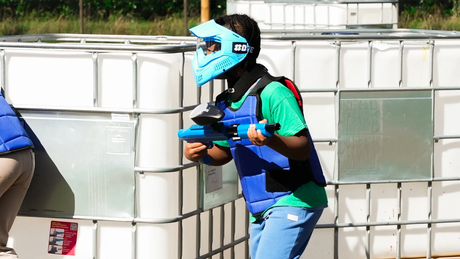 Enfant équipé masque intégral bleu et lanceur paintball basse pression à NX Paintball