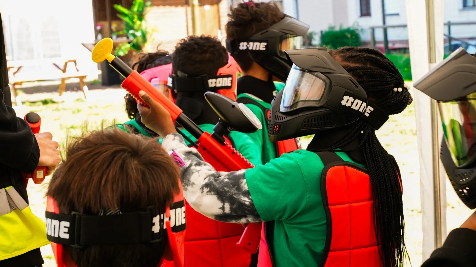 Enfants en partie de paintball basse pression sur terrain outdoor