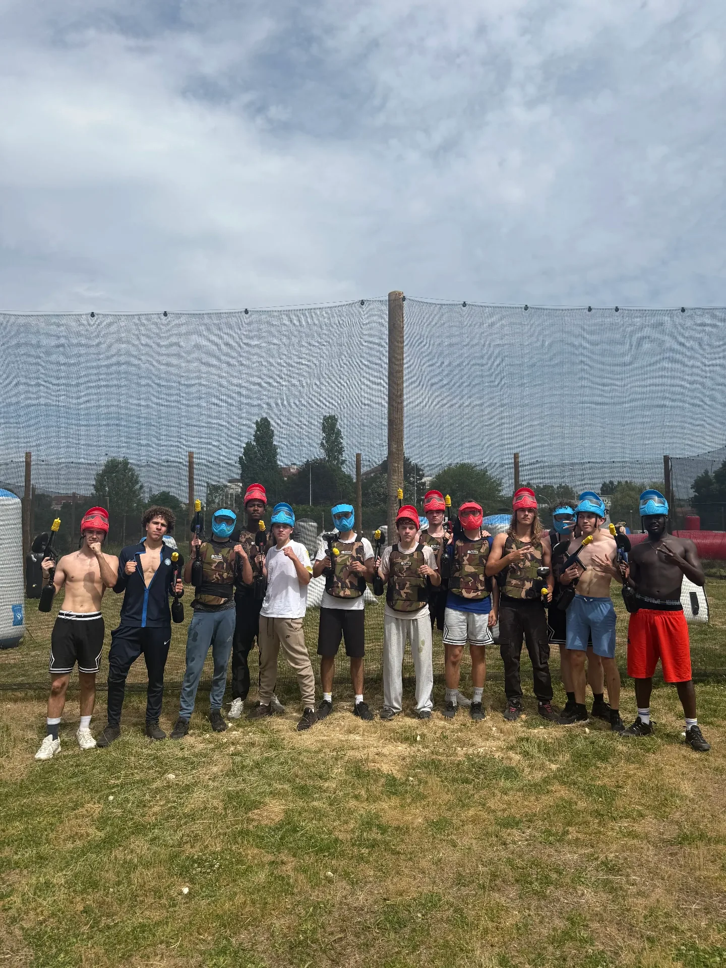 Équipe paintball équipée de plastrons et masques intégraux fournis