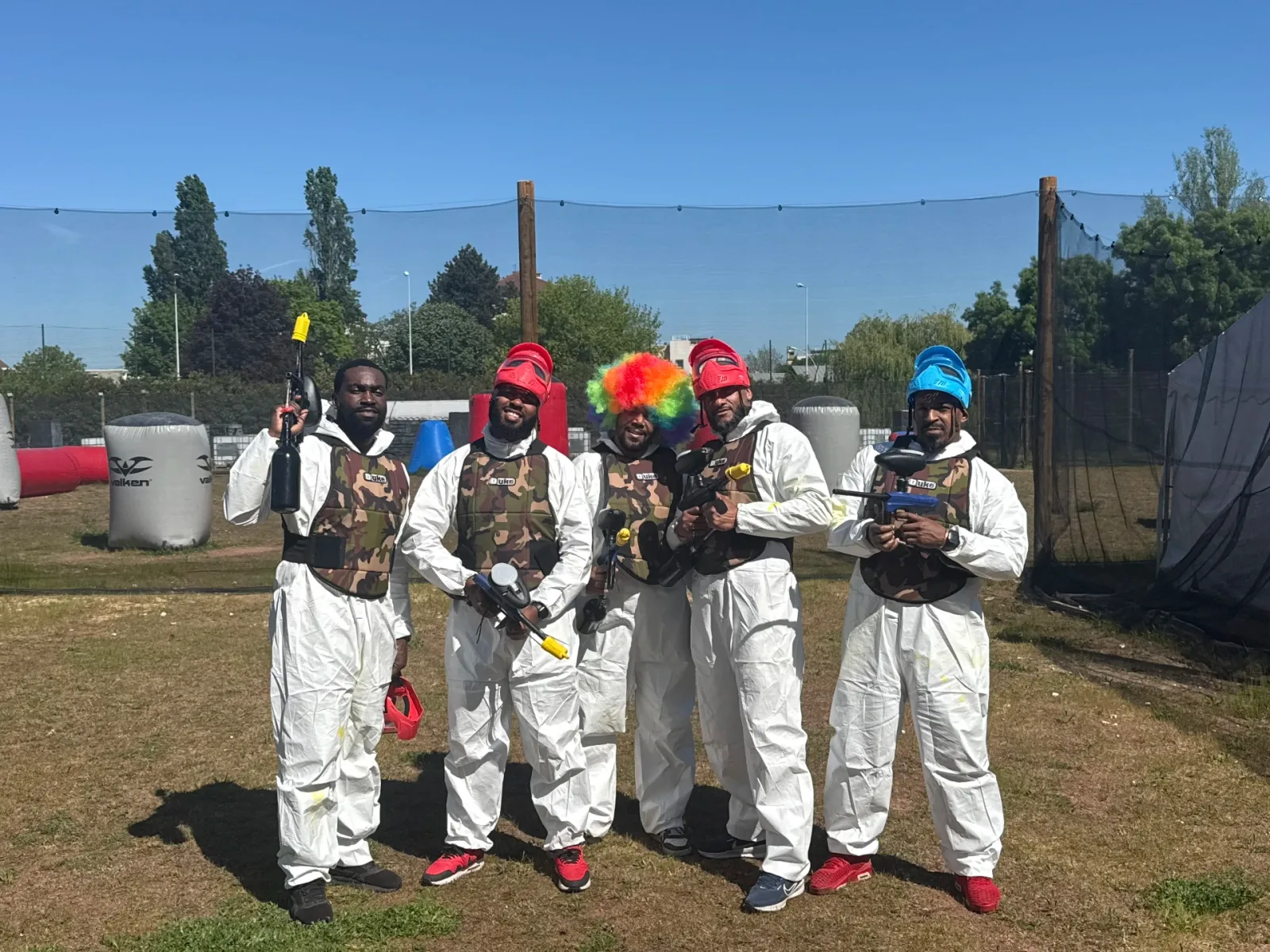 EVG paintball adulte avec déguisement perruque colorée