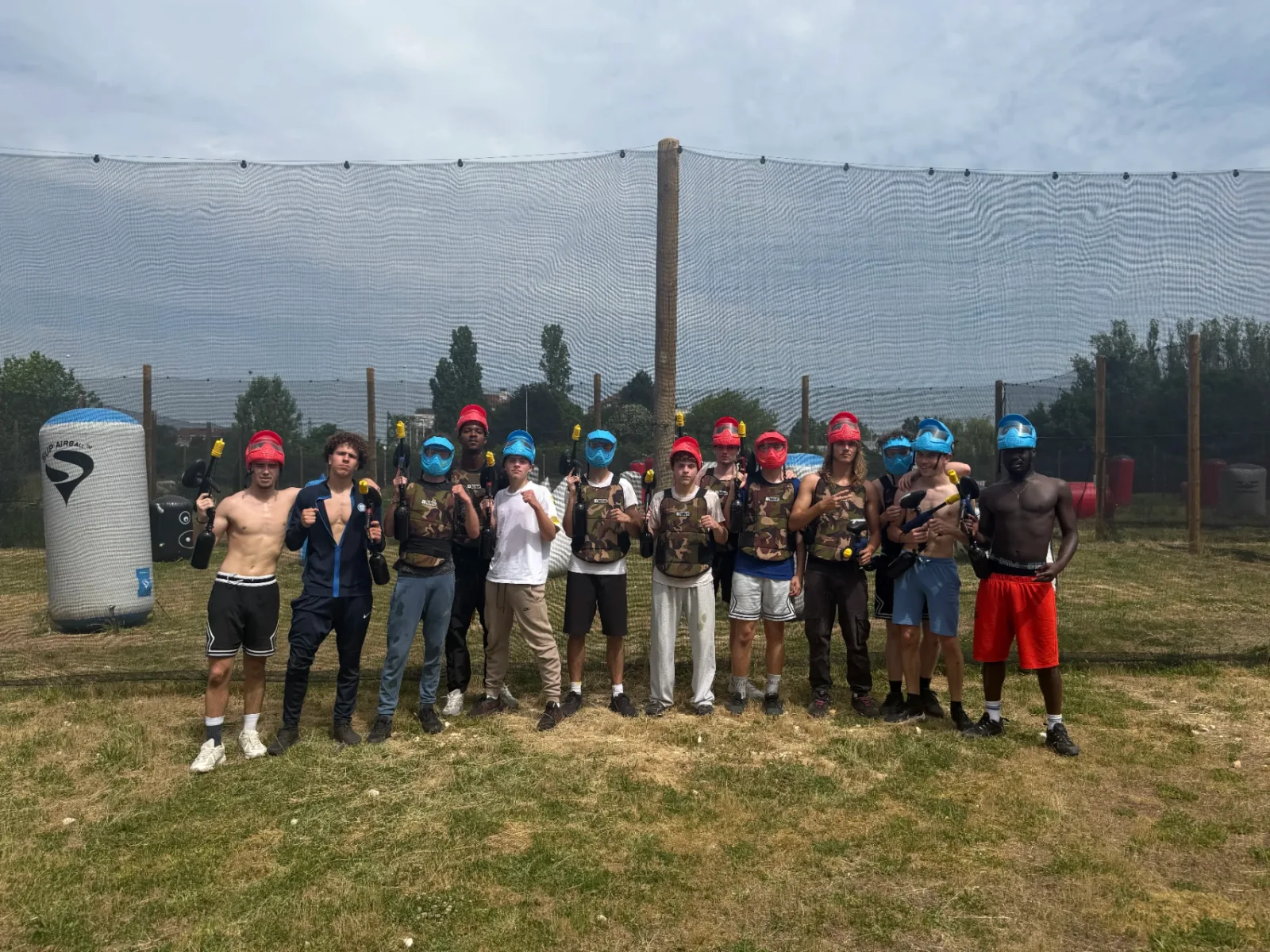 Groupe d'ados en partie paintball adulte sur terrain airball à Neuilly-sur-Marne