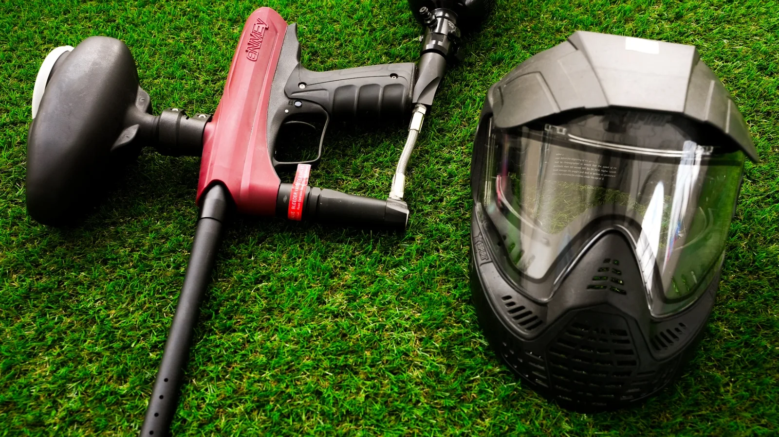 Marqueur paintball et masque de protection utilisés en partie adulte