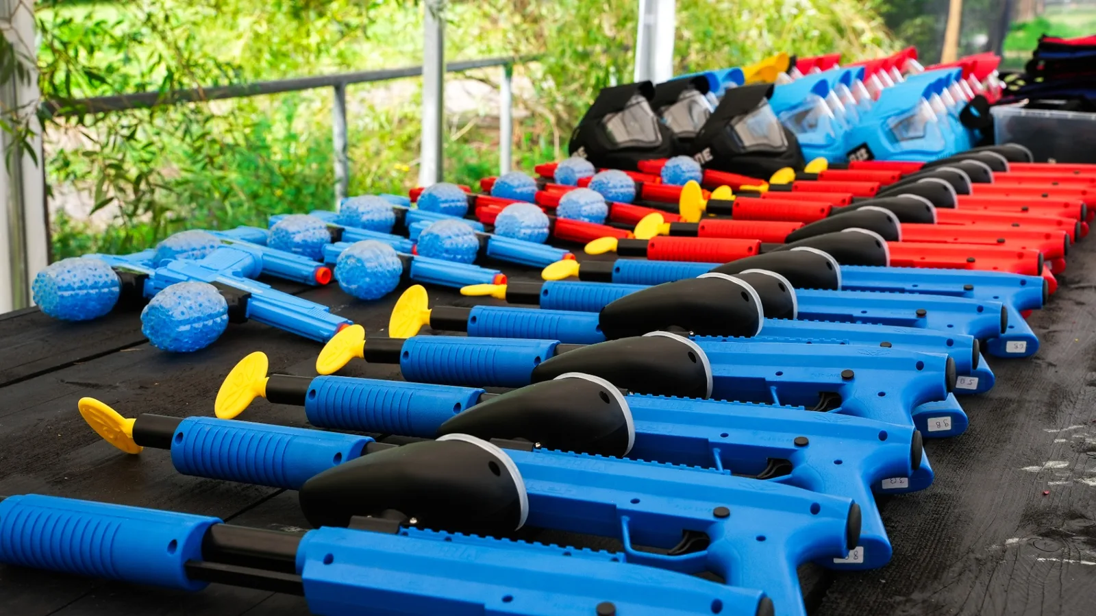 Lanceurs paintball enfant basse pression bleus et rouges avec masques et billes