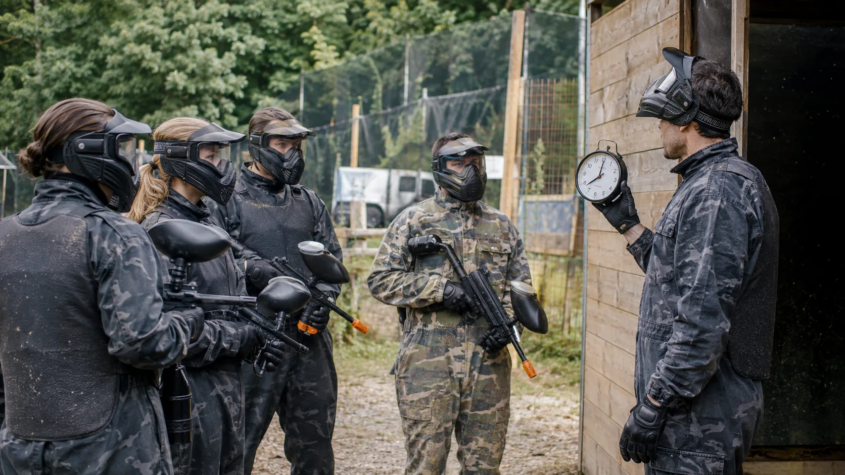 Animateur montrant une horloge à un groupe de joueurs avant le départ en partie