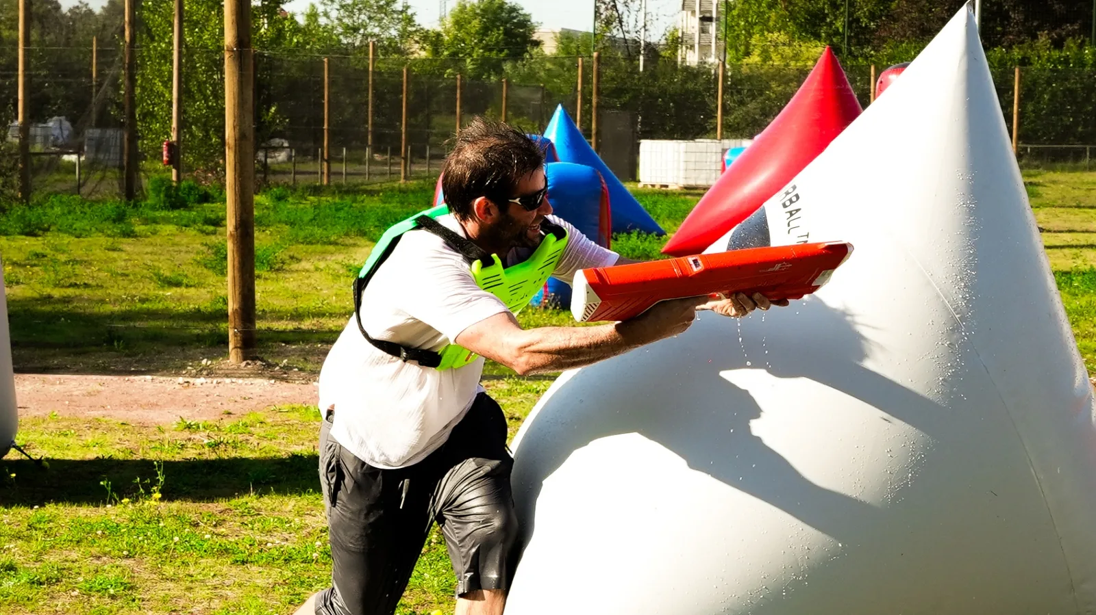 Joueur en attaque frontale au lanceur rouge sur obstacle gonflable Sup'Airball
