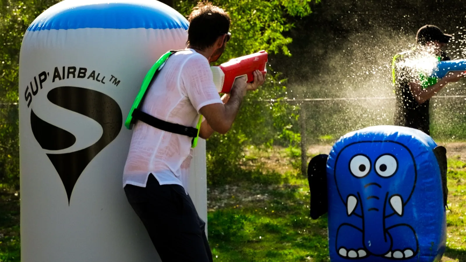 Joueur Water Battle avec lanceur rouge sur terrain airball à NX Paintball Neuilly-sur-Marne