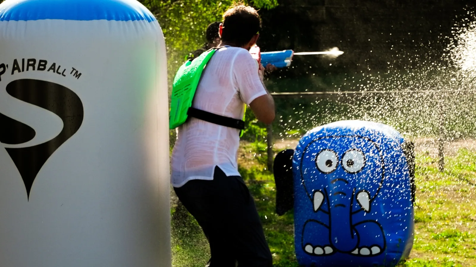 Partie de Water Battle entre obstacles gonflables Sup'Airball et éléphant bleu