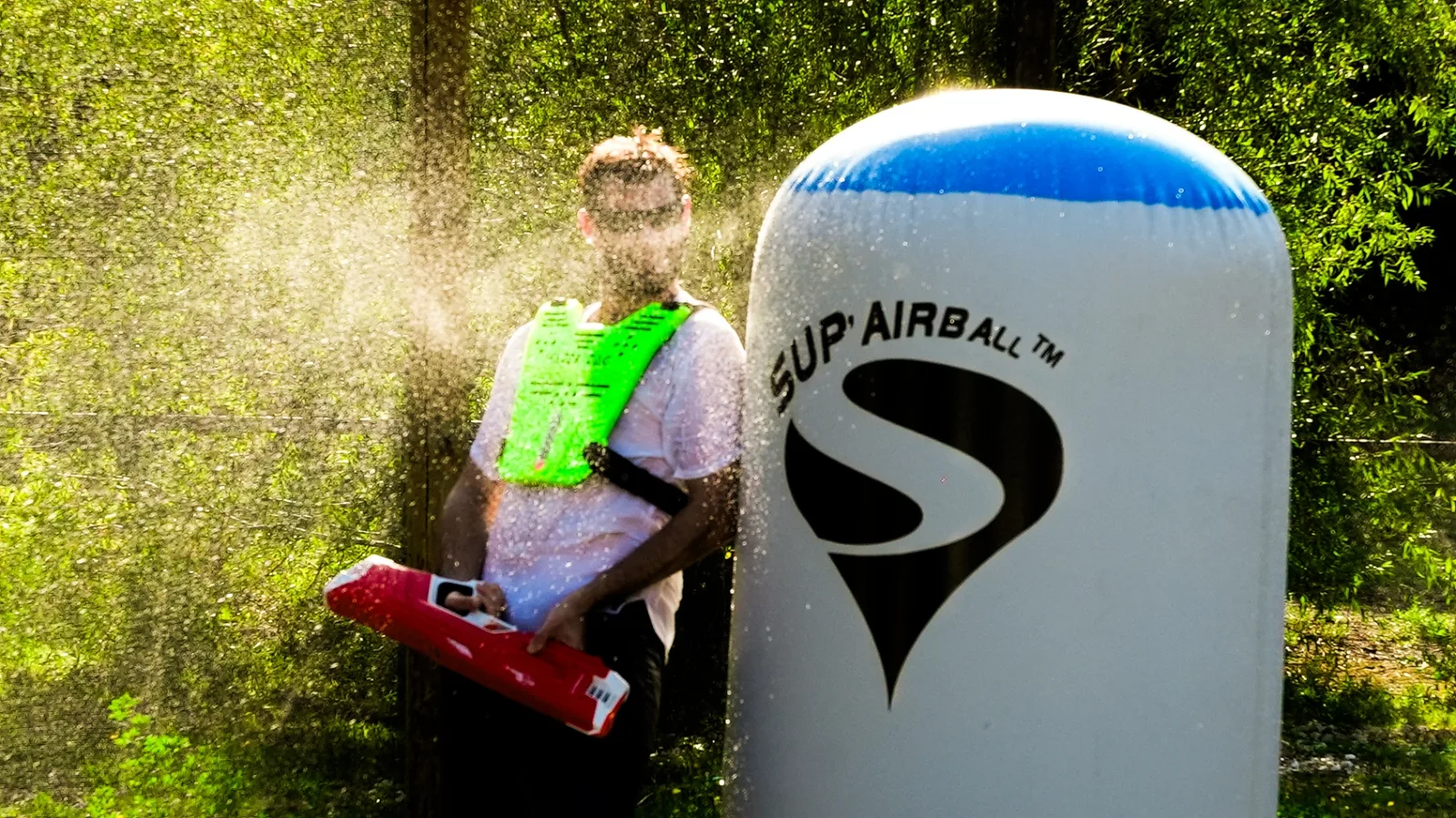 Éclaboussures d'eau à contre-jour lors d'une partie de Water Battle à Neuilly-sur-Marne